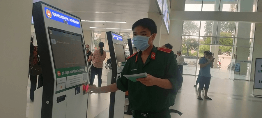 Quân nhân khám chữa bệnh theo yêu cầu thì phần chi phí theo yêu cầu đó có được bảo hiểm y tế chi trả không?