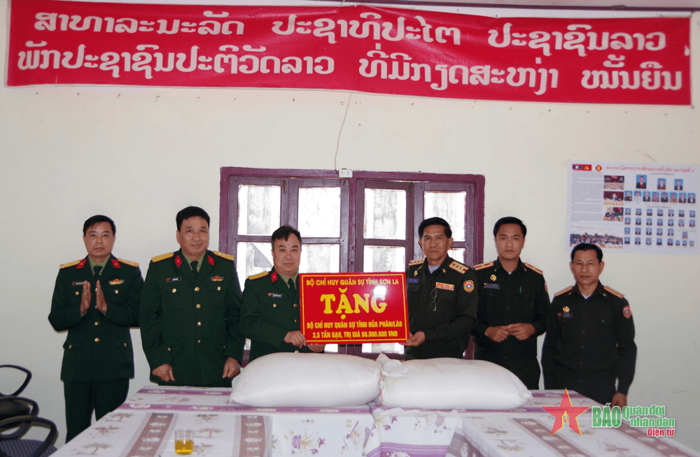 Bộ CHQS tỉnh Sơn La thăm, tặng quà Bộ CHQS tỉnh Huaphanh, Lào