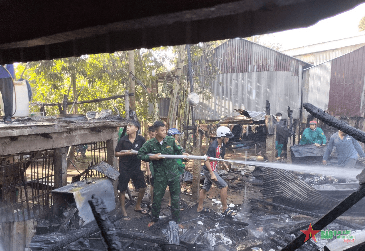 Bộ đội Biên phòng tỉnh An Giang giúp người dân khống chế kịp thời vụ cháy