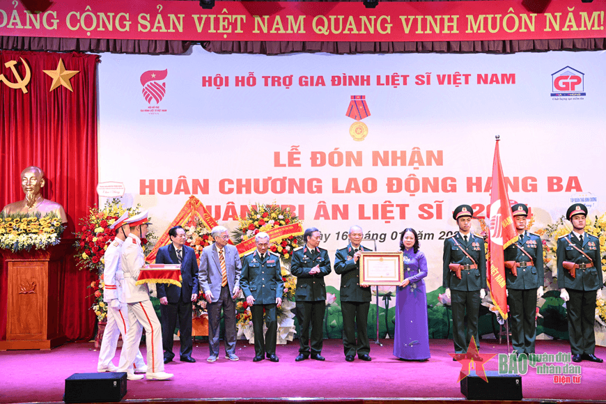 Hội Hỗ trợ gia đình liệt sĩ Việt Nam đón nhận Huân chương Lao động hạng Ba