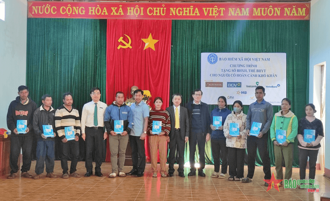 BHXH tỉnh Gia Lai trao tặng 253 thẻ bảo hiểm y tế cho người dân