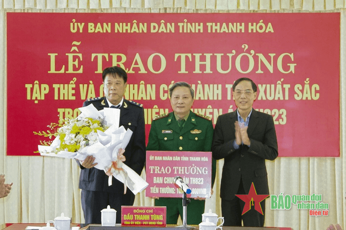 Trao thưởng cho tập thể, cá nhân có thành tích xuất sắc trong đấu tranh phòng, chống tội phạm ma túy