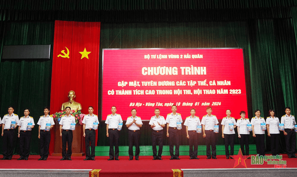 Vùng 2 Hải quân tuyên dương các tập thể, cá nhân tiêu biểu trong hội thi, hội thao