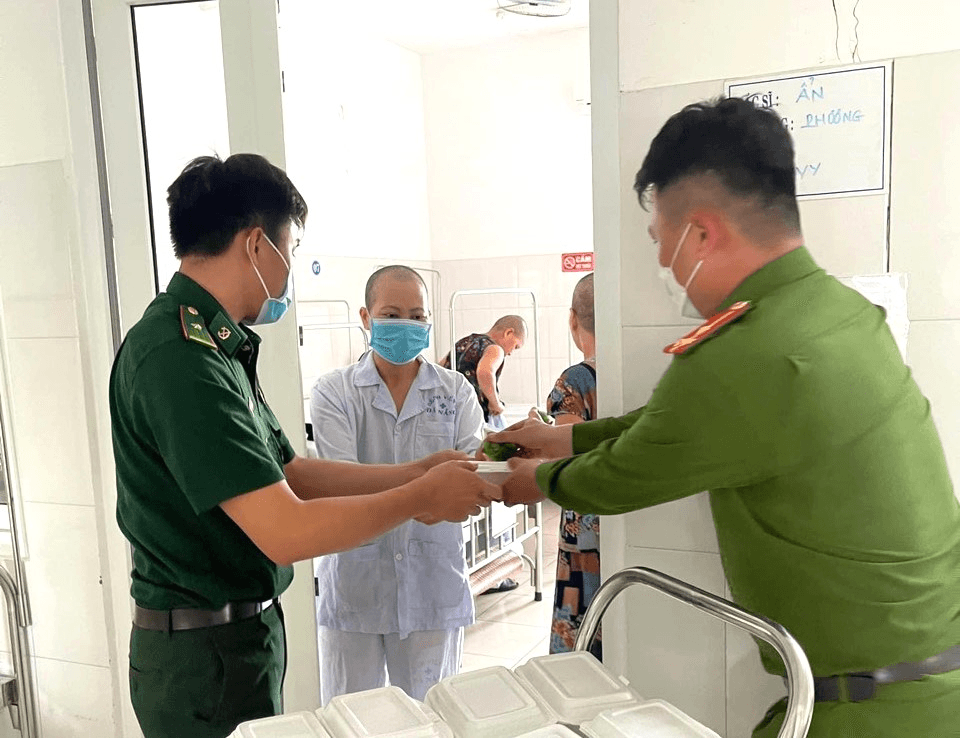 Thiết thực từ mô hình “Bữa cơm nhân ái”