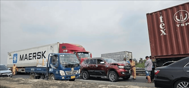 Liên tiếp xảy ra 2 vụ tai nạn, cao tốc Thành phố Hồ Chí Minh - Trung Lương ùn tắc kéo dài