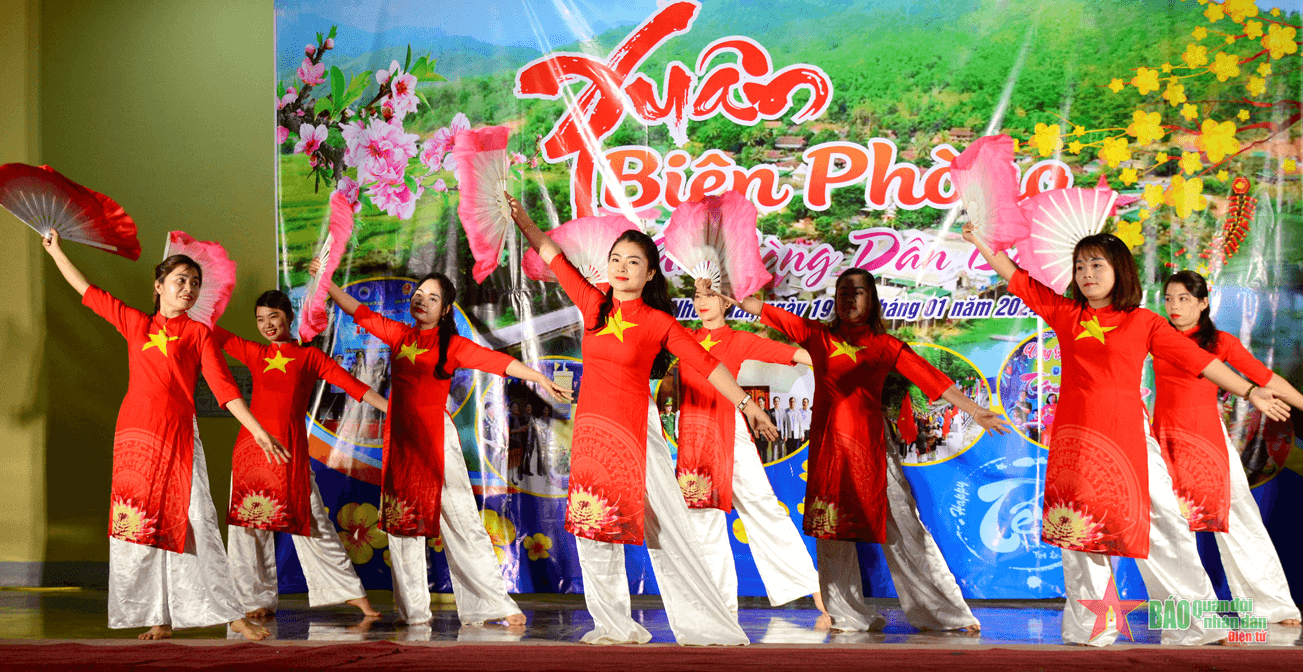 Ấm áp niềm vui “Xuân Biên phòng ấm lòng dân bản”