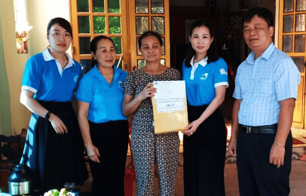Cán bộ hội vượt khó