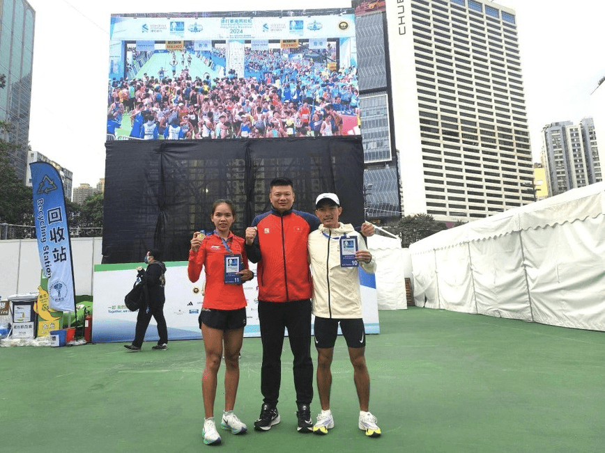 Hai anh em cùng phá kỷ lục marathon quốc gia