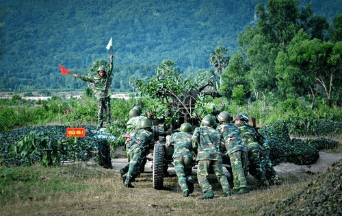 Lực lượng nào làm nhiệm vụ bảo vệ công trình quốc phòng, khu quân sự?