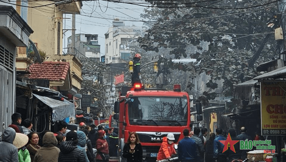 Hà Nội: Cháy nhà dân ngay gần chợ Nhổn, không ghi nhận thương vong