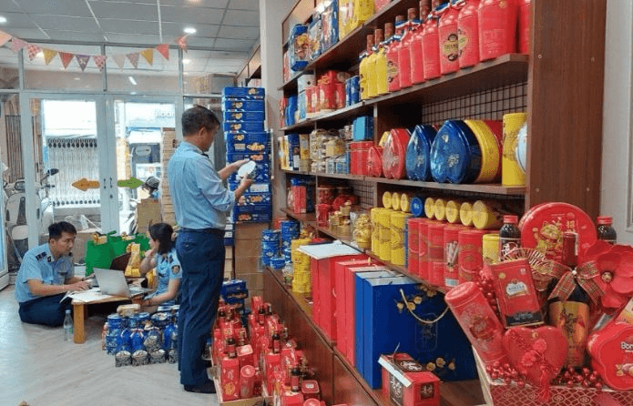 Hàng loạt thực phẩm không xuất xứ, không hạn sử dụng suýt ra thị trường Tết