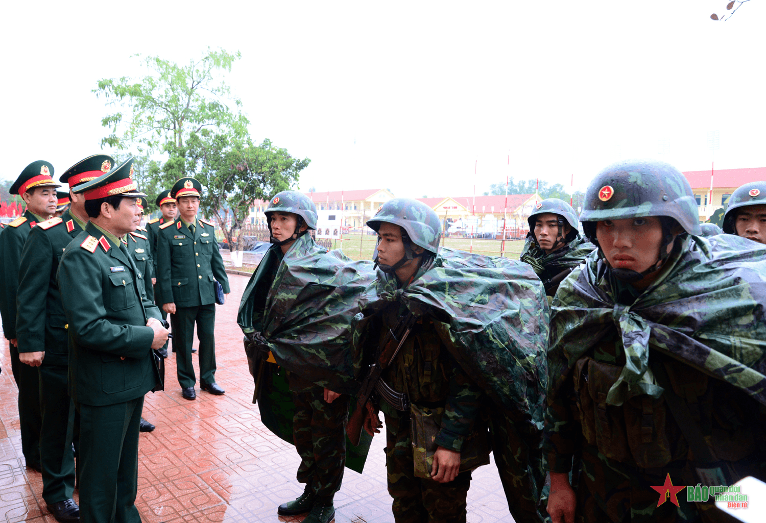Thượng tướng Nguyễn Tân Cương kiểm tra một số đơn vị thuộc Quân đoàn 12, Quân khu 1, Quân chủng Phòng không-Không quân