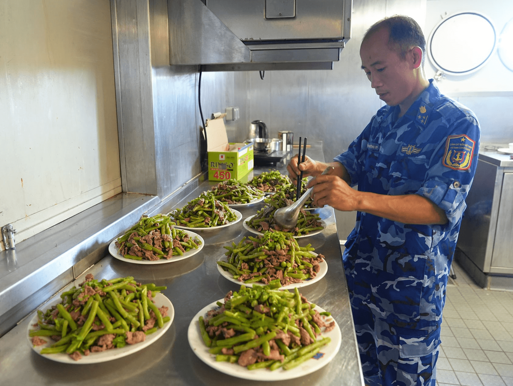 Những “anh nuôi” trên tàu Cảnh sát biển 8001