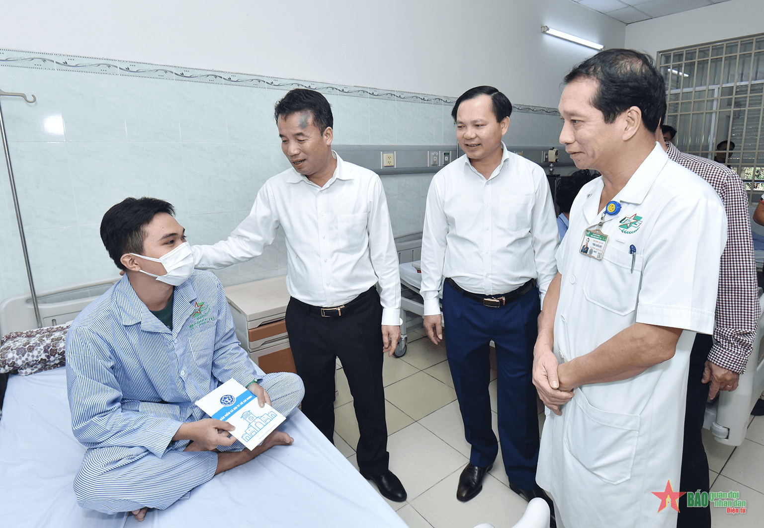 Bảo hiểm xã hội Việt Nam tặng quà trường hợp hoàn cảnh khó khăn tại Bệnh viện Quân y 175 và TP Hồ Chí Minh