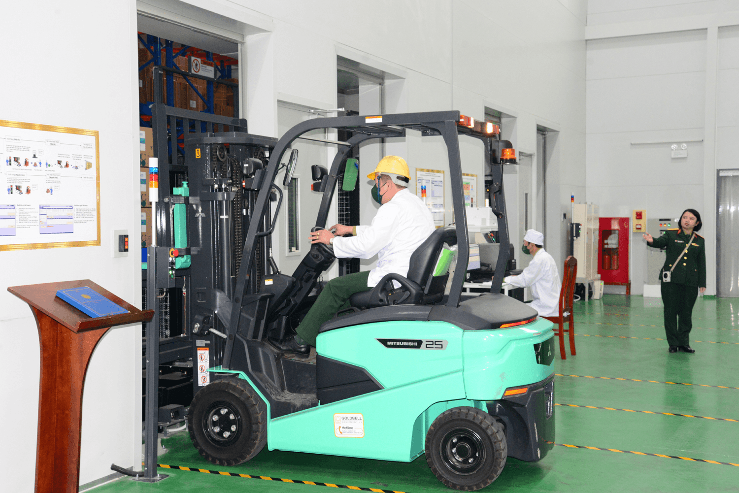 Bộ đội hậu cần làm theo lời Bác Hồ dạy: Kho kiểu mẫu về ứng dụng công nghệ