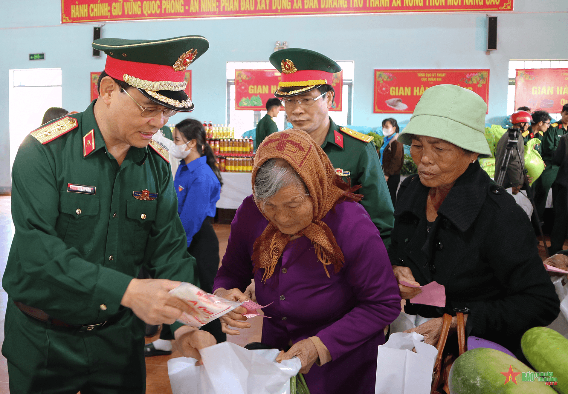 Hơn 700 người dân Gia Lai đến dự “Phiên chợ 0 đồng” của Cục Quân khí