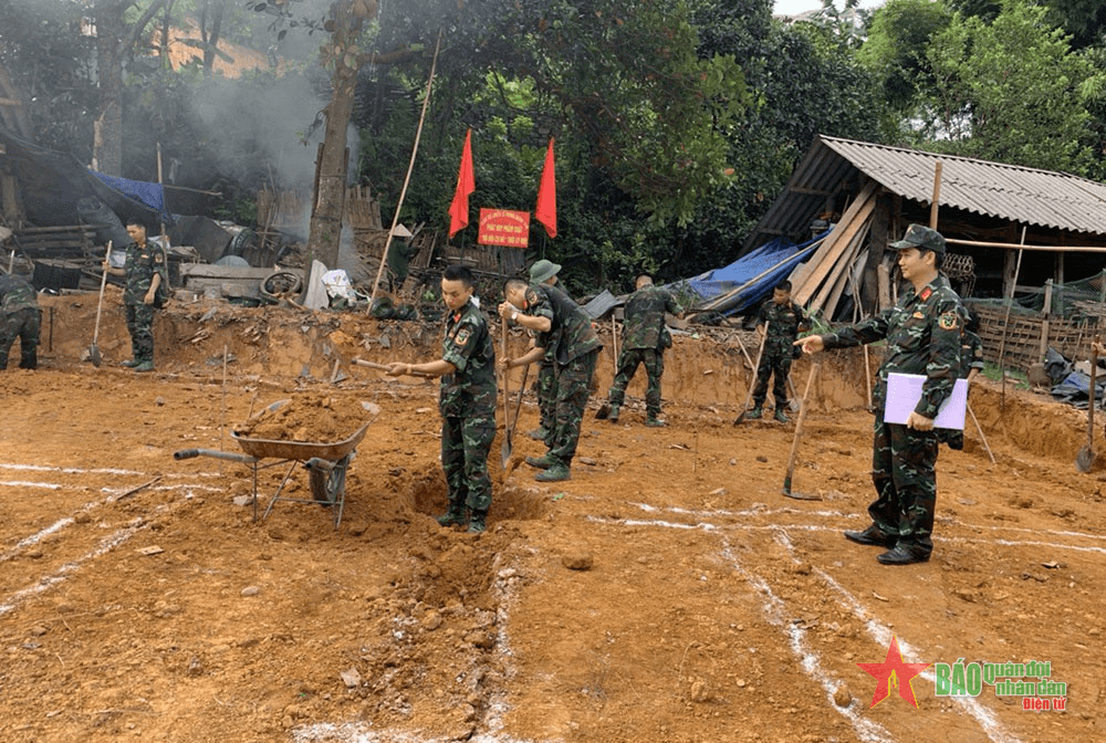 Bộ đội giúp dân ở Yên Lâm