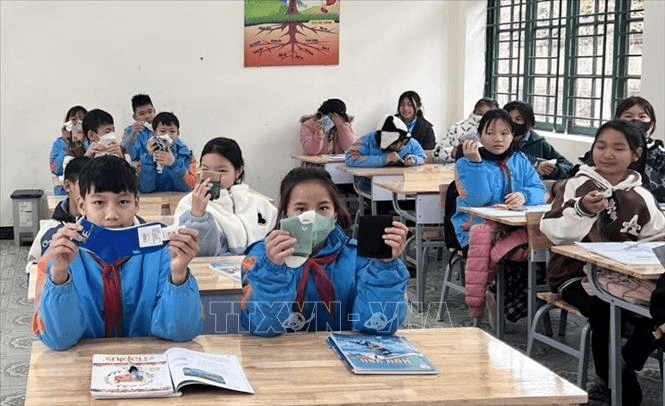 Một học sinh dùng tiền tiết kiệm mua 700 đôi tất tặng các bạn vùng biên giới
