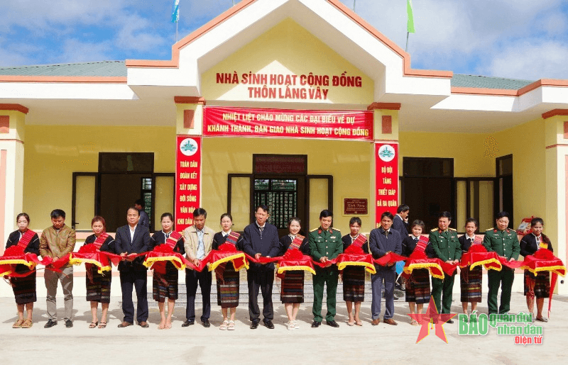 Binh chủng Tăng thiết giáp khánh thành, bàn giao nhà sinh hoạt cộng đồng thôn Làng Vây