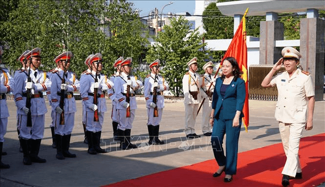 Phó chủ tịch nước Võ Thị Ánh Xuân thăm, tặng quà Công an tỉnh Long An