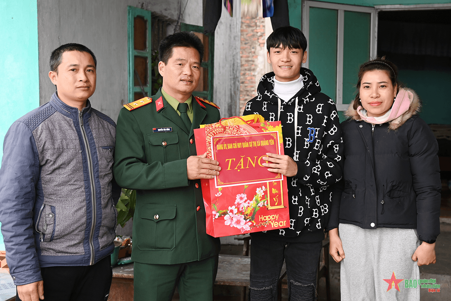 Thanh niên Đất mỏ phấn khởi nhập ngũ để trở thành Bộ đội Cụ Hồ