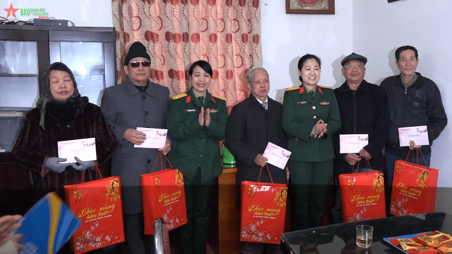Cục Dân vận, Ban Phụ nữ Quân đội thăm, tặng quà gia đình có công với cách mạng và Trường mầm non Sao Việt