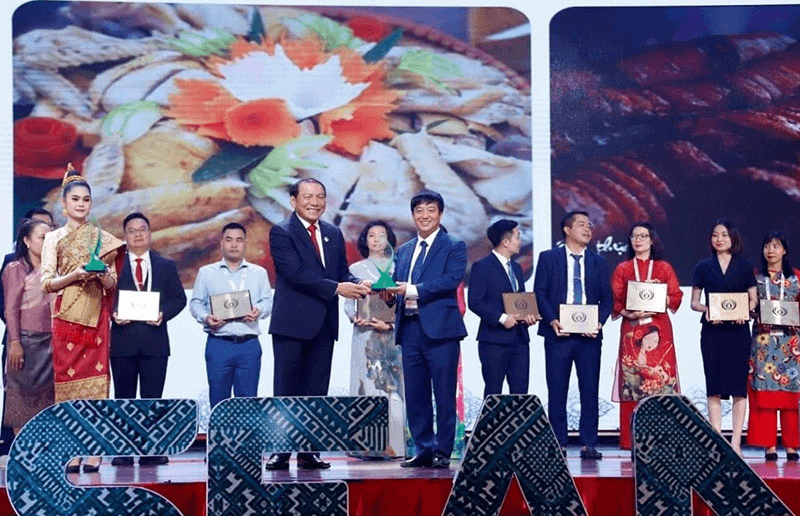 Làng cổ Đường Lâm nhận giải thưởng Sản phẩm Du lịch bền vững ASEAN