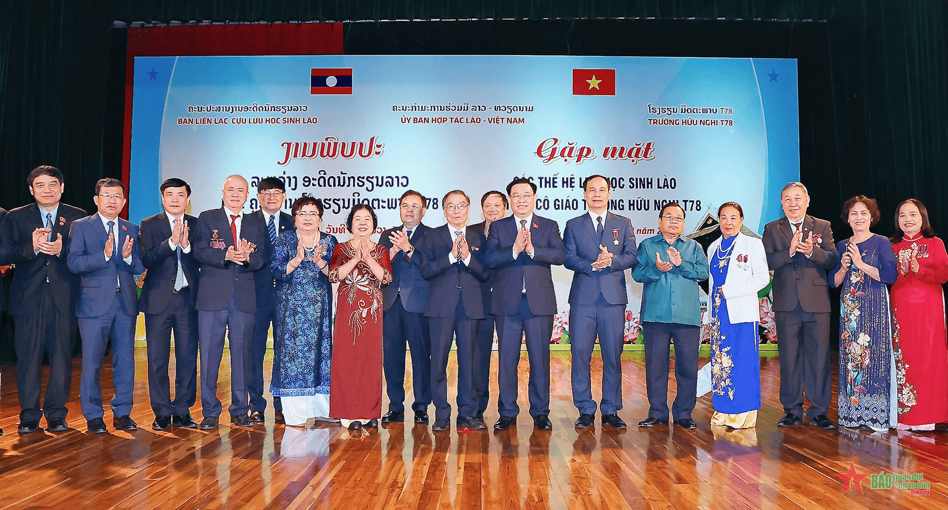 Tình sâu hơn nước Hồng Hà, Cửu Long