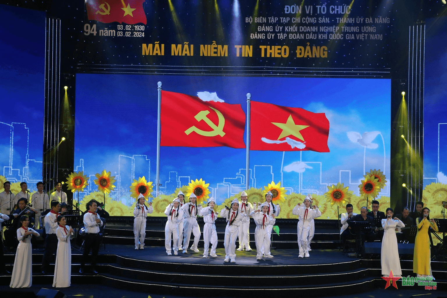 Giao lưu nghệ thuật: “Mãi mãi niềm tin theo Đảng”