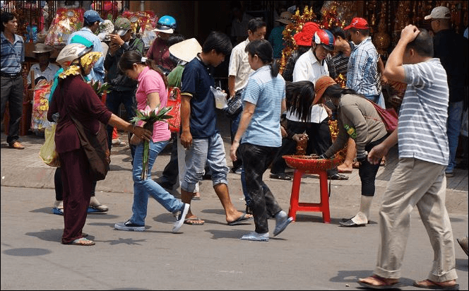 Vé số, hàng rong bủa vây du khách