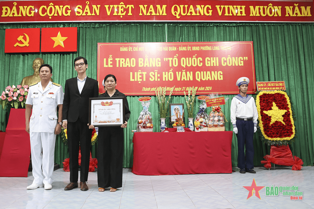 Trao Bằng Tổ quốc ghi công Liệt sĩ Hồ Văn Quang