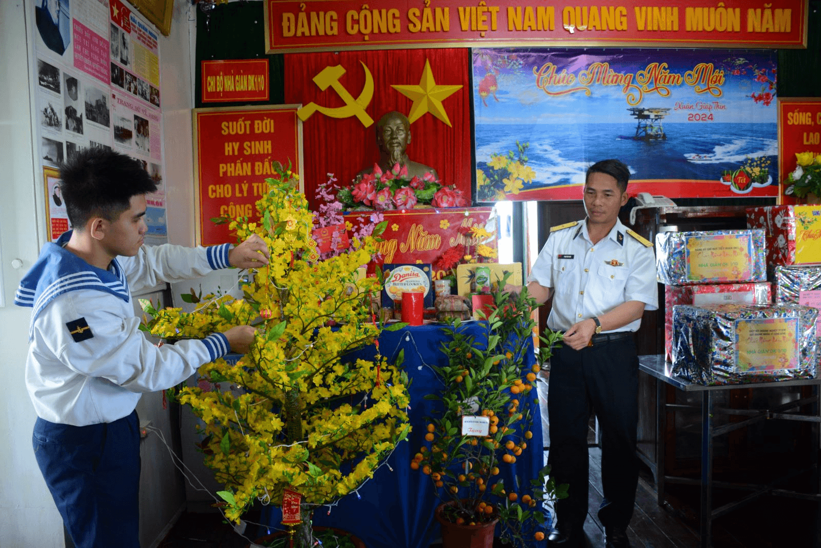 Sức sống giữa trùng khơi sóng vỗ - Bài 3: Vững vàng những "bông hoa thép”