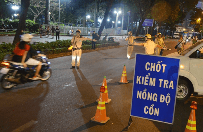 Tay nâng chén rượu, đừng rơi mất mình