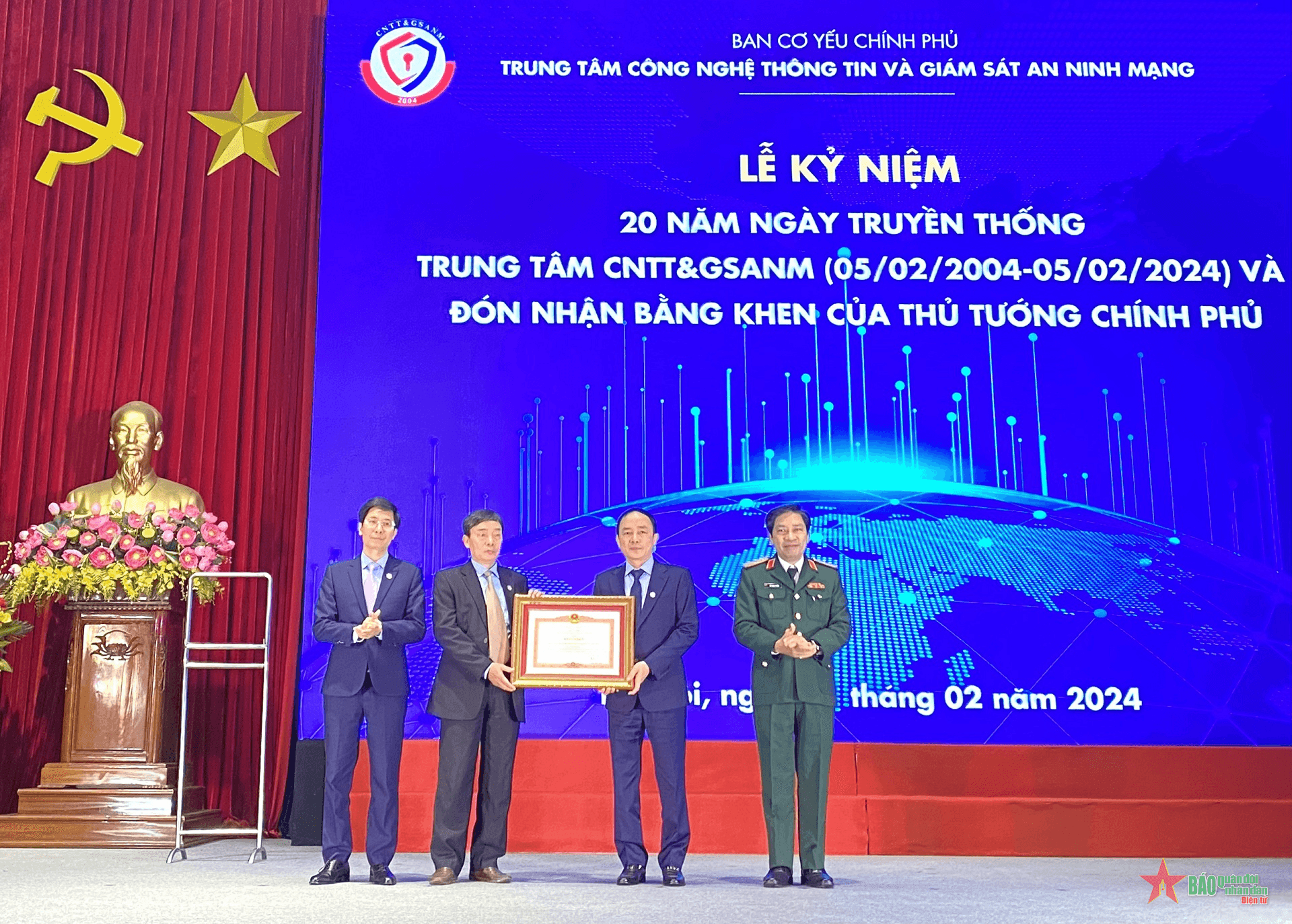Trung tâm Công nghệ thông tin và Giám sát an ninh mạng đón nhận Bằng khen của Thủ tướng