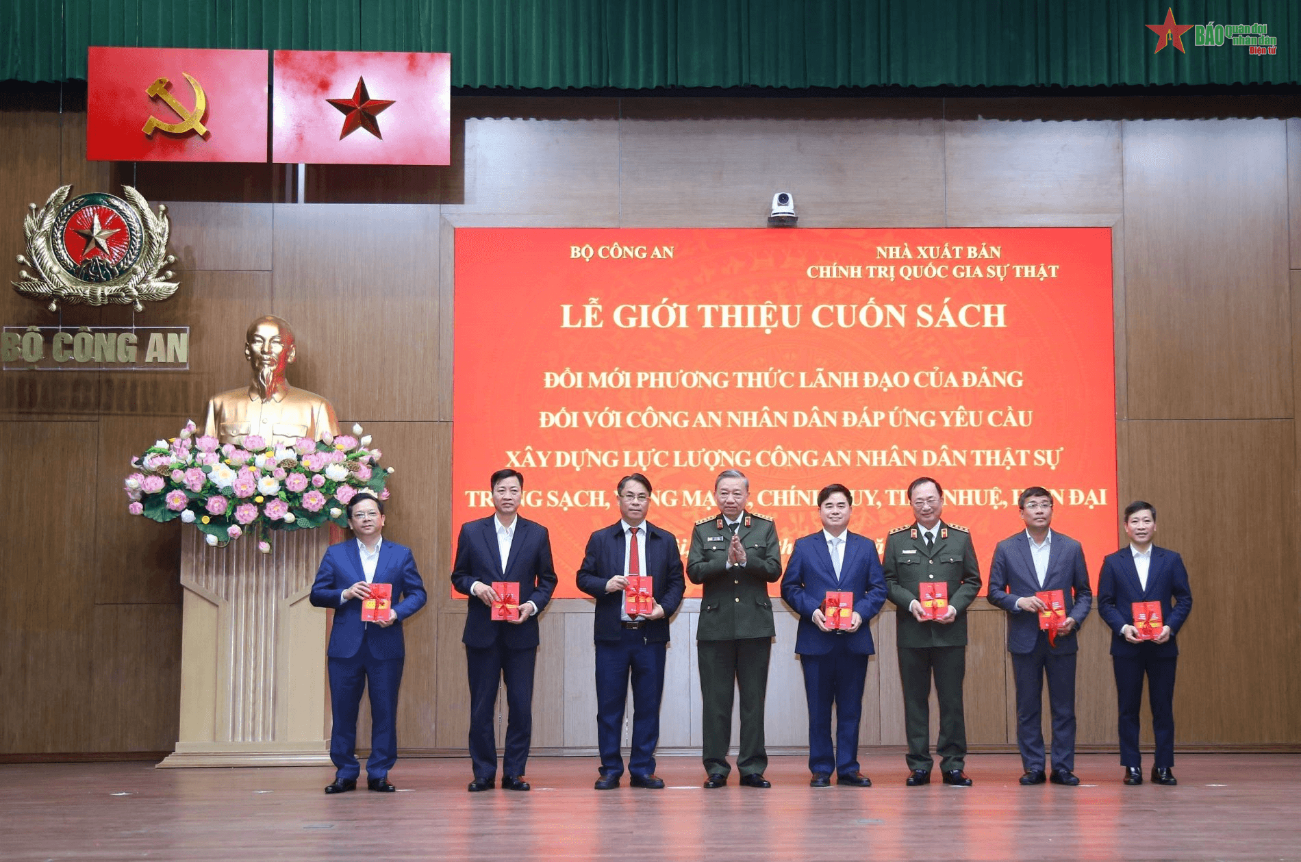 Ra mắt sách về đổi mới phương thức lãnh đạo của Đảng đối với Công an nhân dân