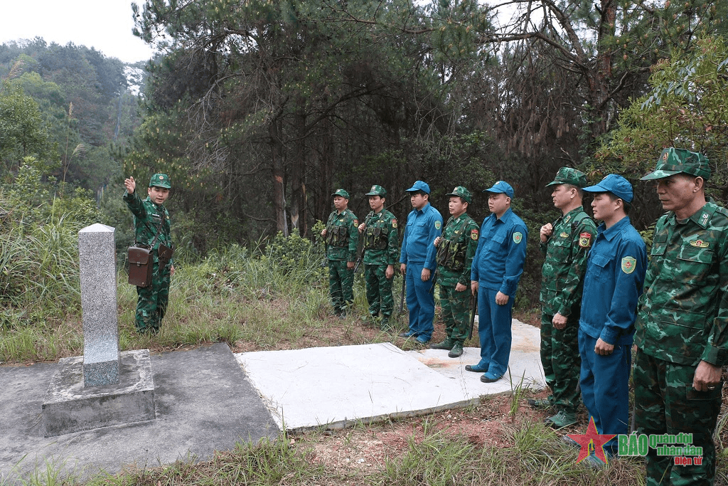 Con đường dệt mùa xuân nơi biên giới