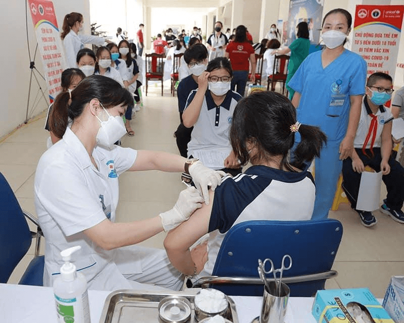 Cuộc chiến Covid-19: Bản hùng ca của các chiến sĩ áo trắng