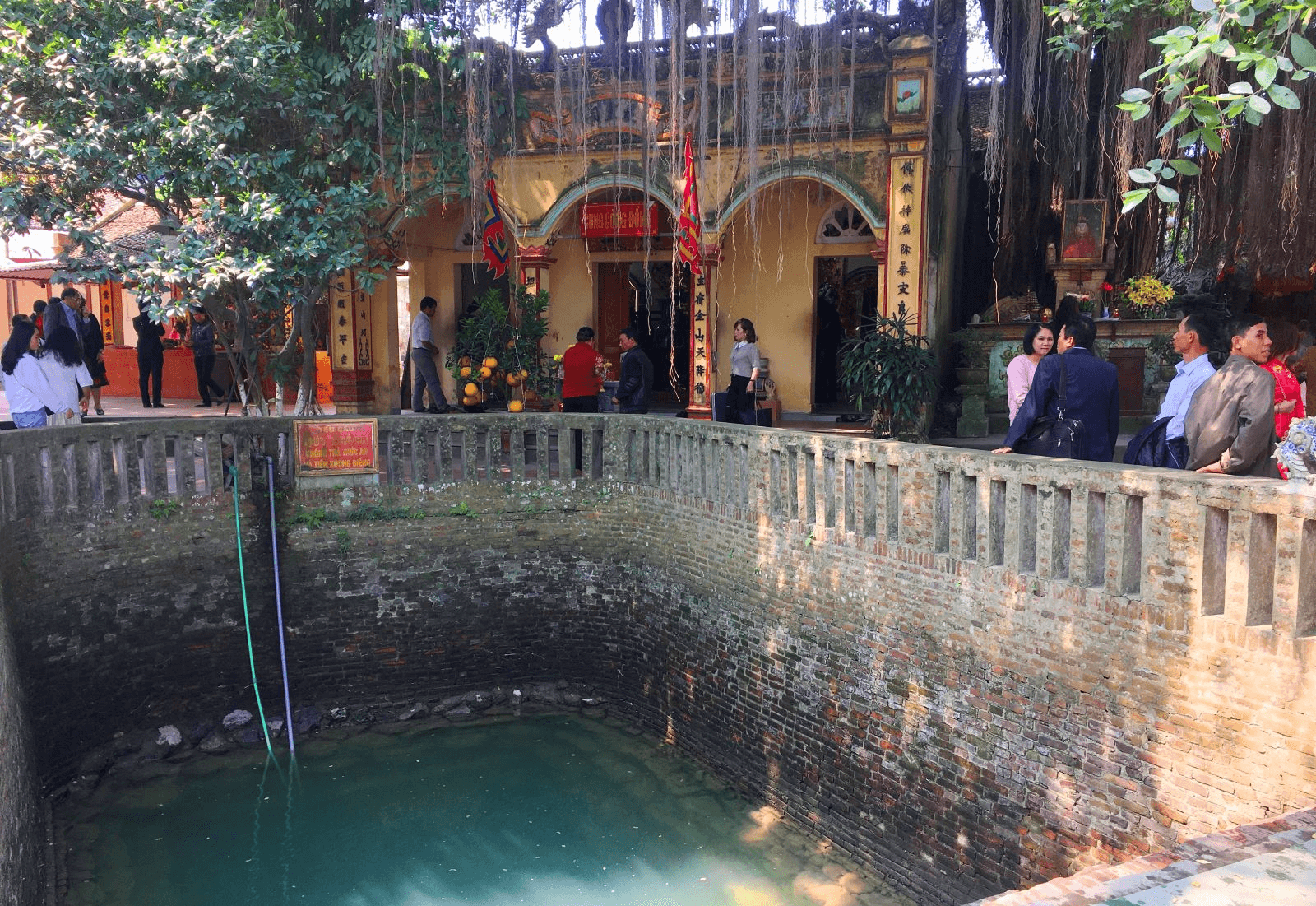 Ngày xuân vãn cảnh giếng Ngọc, đền Cùng