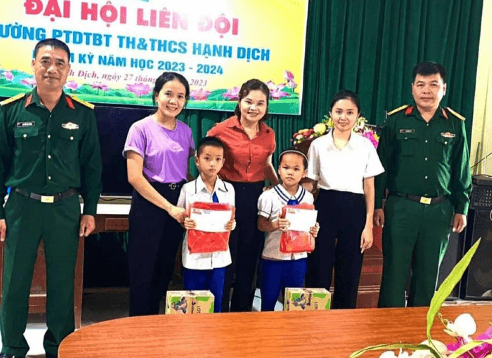 Trao yêu thương tặng học sinh có hoàn cảnh khó khăn