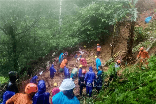 Philippines: Lở đất chôn vùi 2 xe buýt đón công nhân