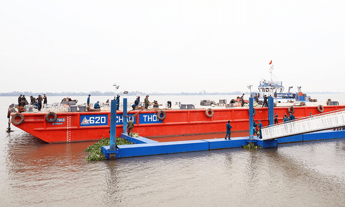 Cần Thơ bắn pháo hoa trên sà lan đêm giao thừa