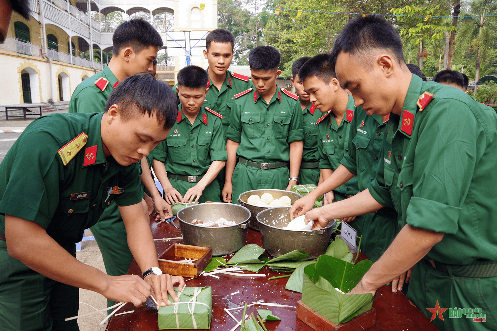 Học viên Trường Sĩ quan Công binh hào hứng thi gói bánh chưng