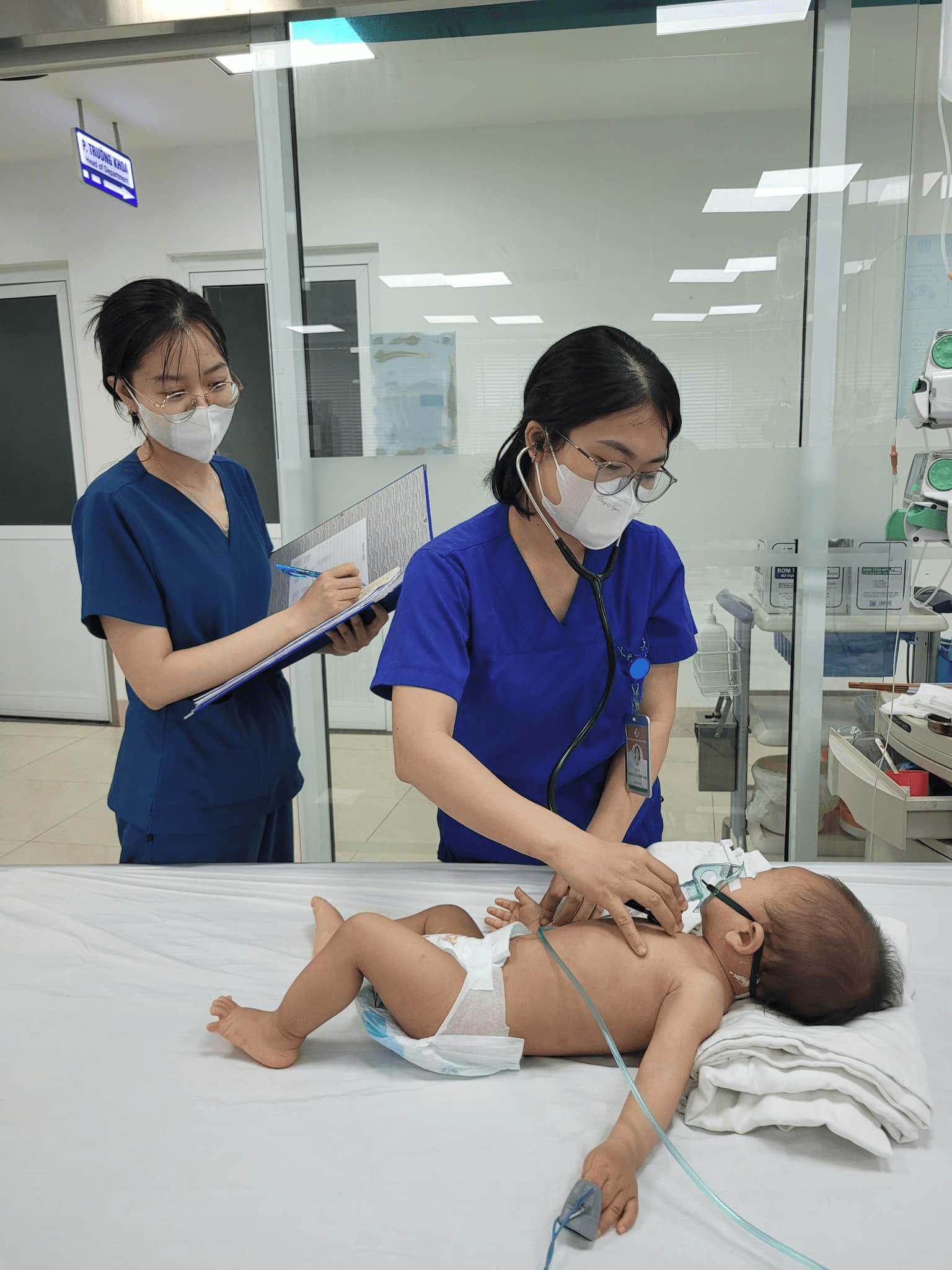 Một bệnh nhi bị tay chân miệng độ 4 được cấp cứu thành công
