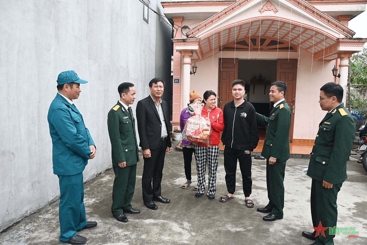 Viết tiếp những mùa xuân mới