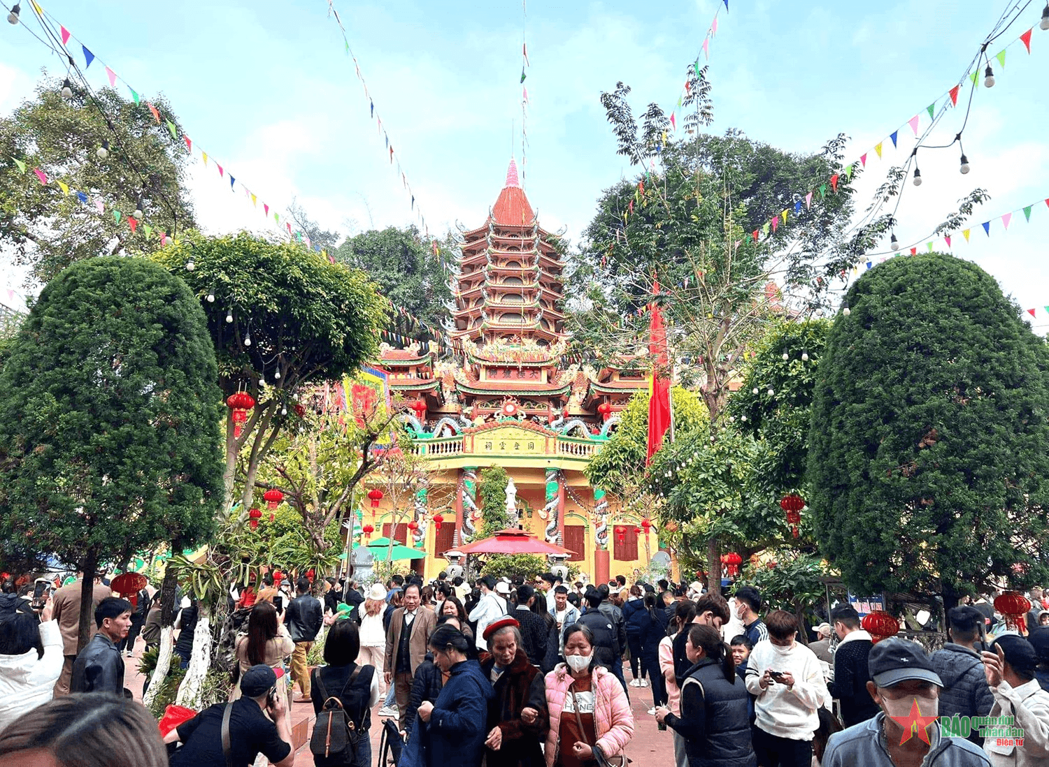 Lạng Sơn: Người dân, du khách nô nức lễ chùa cầu an dịp đầu năm mới