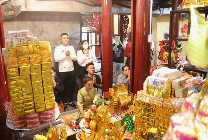 Hàng nghìn du khách tấp nập về đền Bà Chúa Kho "xin lộc" đầu năm