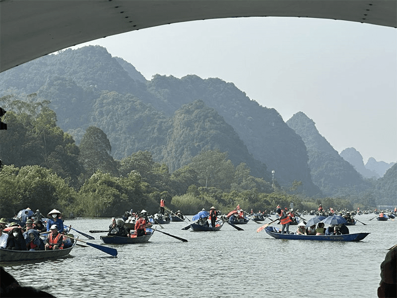 Lễ hội chùa Hương năm 2024 mỗi ngày đón hàng vạn du khách