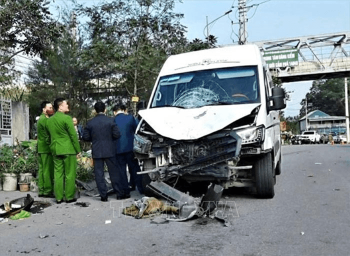 Quảng Ninh: Ô tô khách va chạm xe mô tô, 2 người tử vong