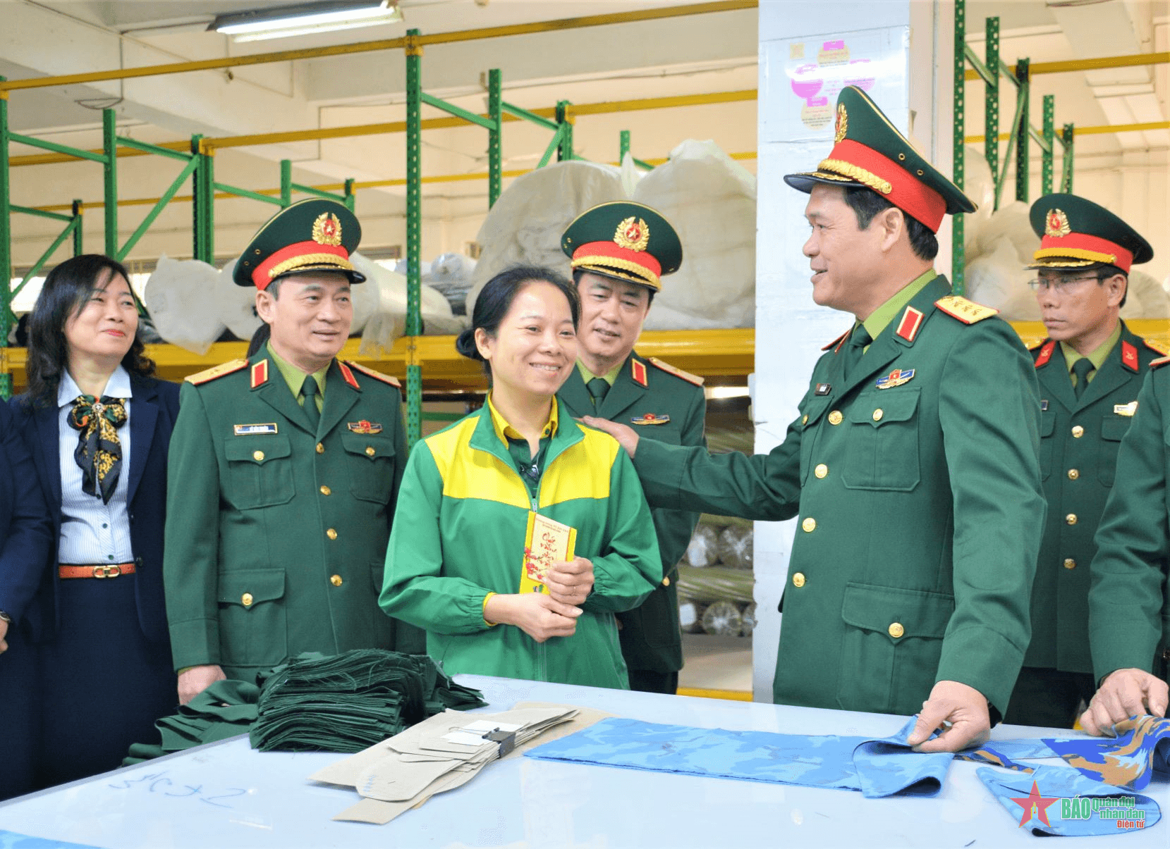 Thượng tướng Vũ Hải Sản nắm tình hình sản xuất, kinh doanh đầu xuân tại Công ty Cổ phần X20