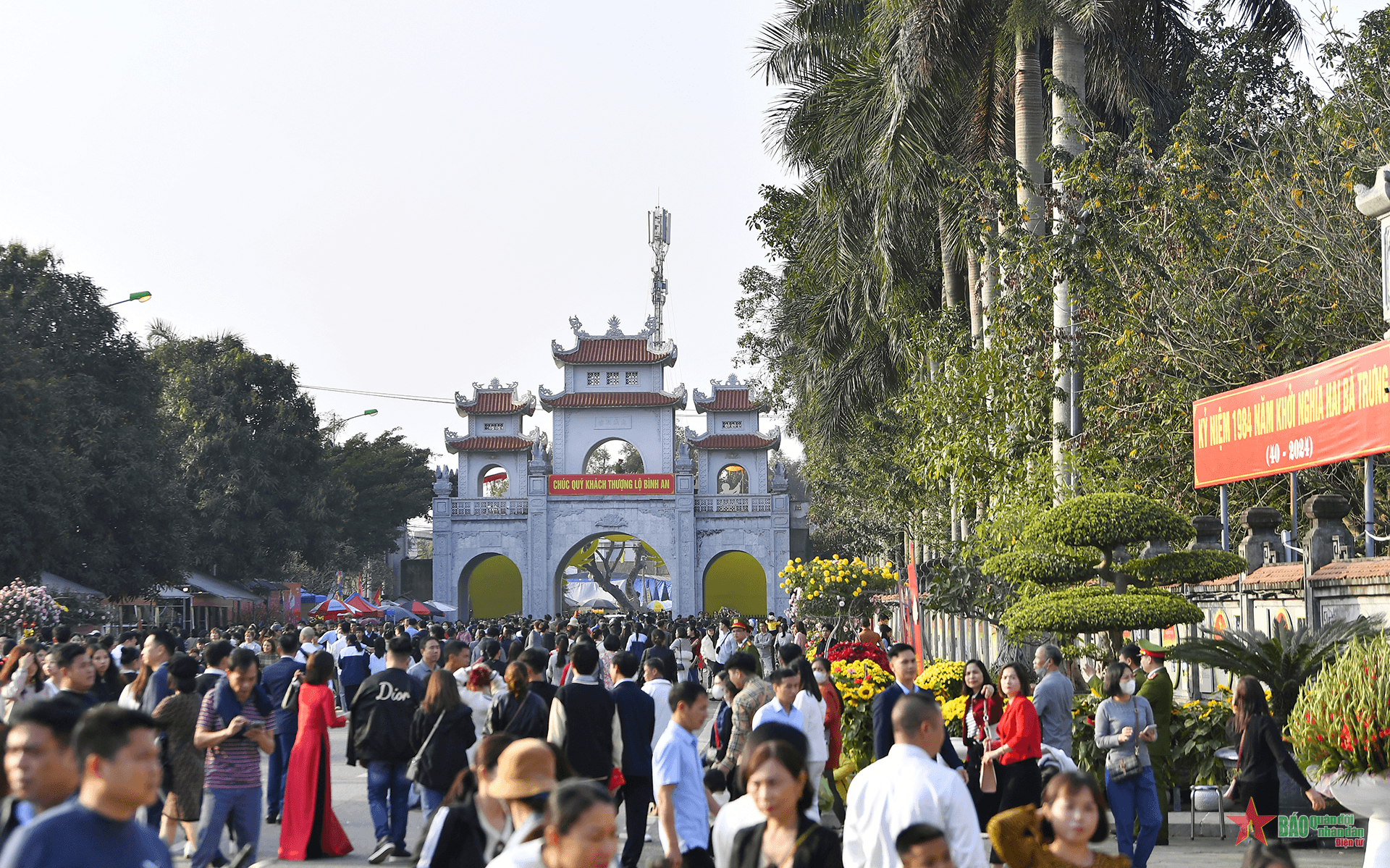 Hàng vạn người dân đổ về lễ hội đền Hai Bà Trưng